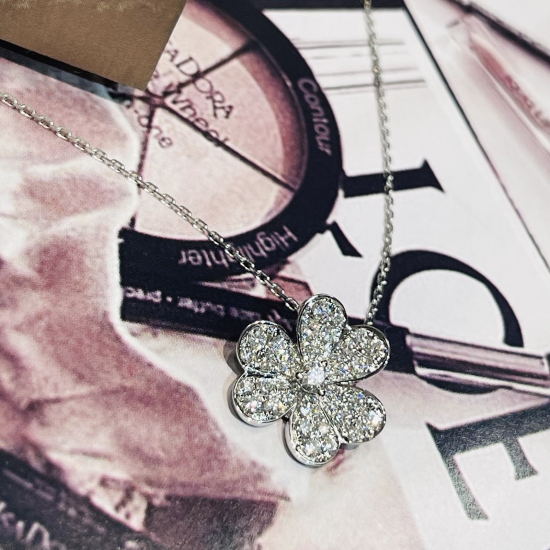 perlee clover bracelet | van cleef necklace fake vs real?
