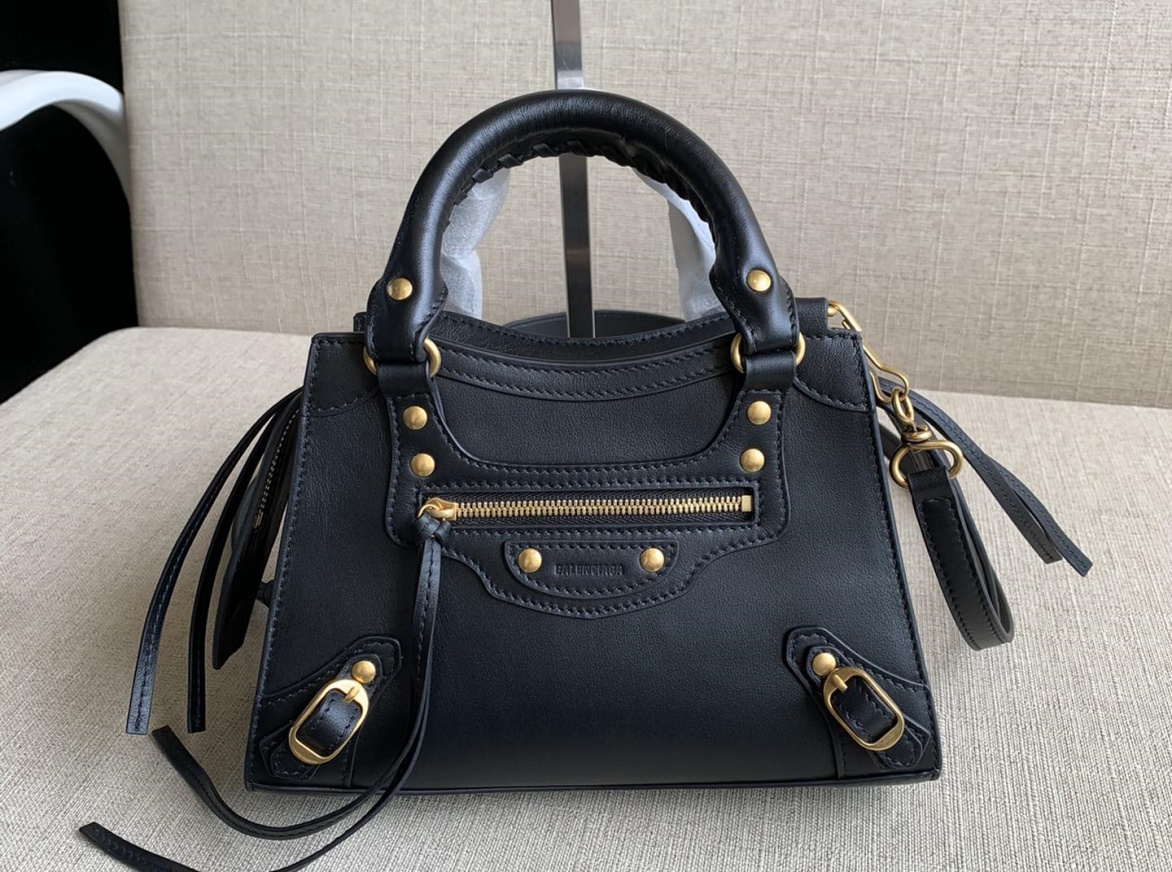 le cagole balenciaga | how to tell fake balenciaga