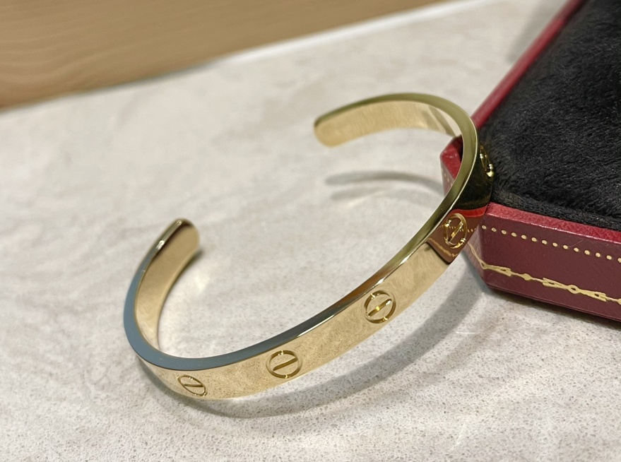 how to spot a fake cartier love bracelet | how to spot a fake cartier