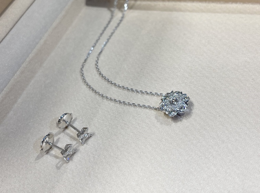 van cleef diamond earrings | how to spot fake van cleef necklace
