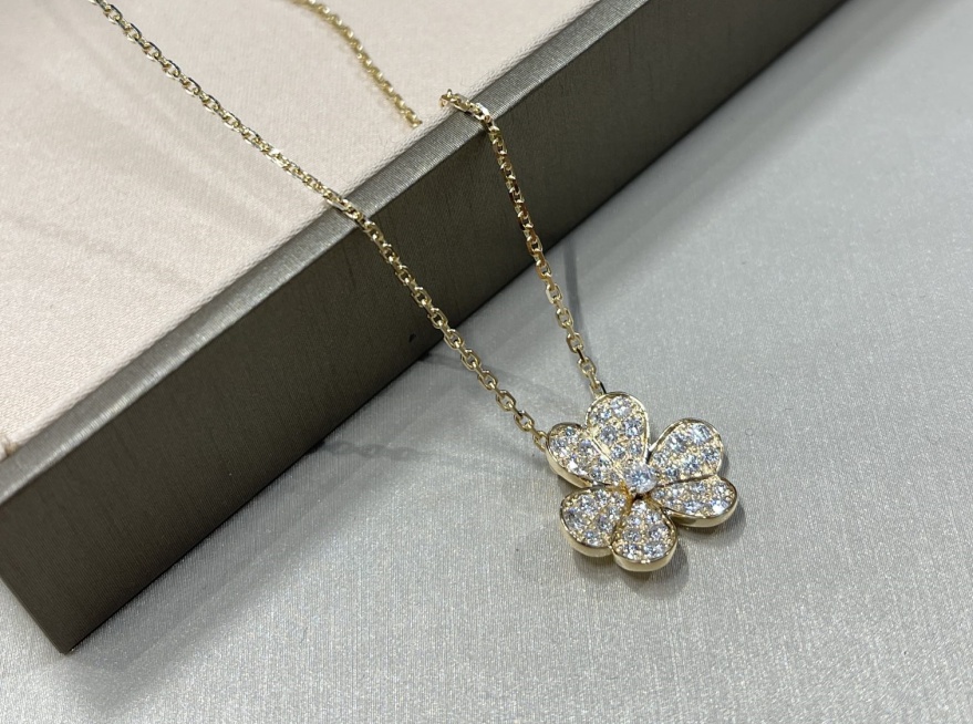 van cleef diamond necklace | how to spot a fake van cleef？