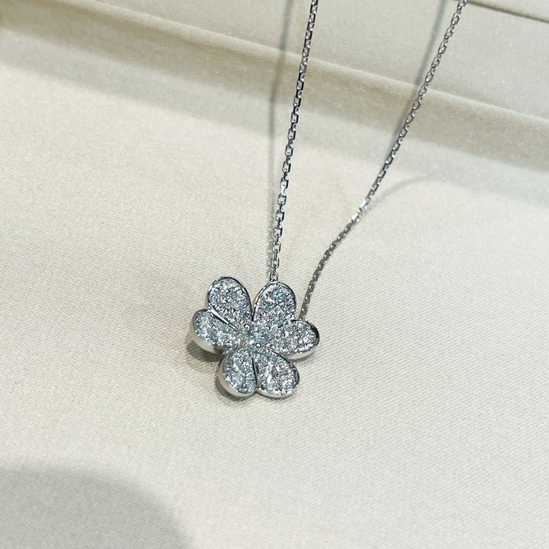 vca frivole necklace