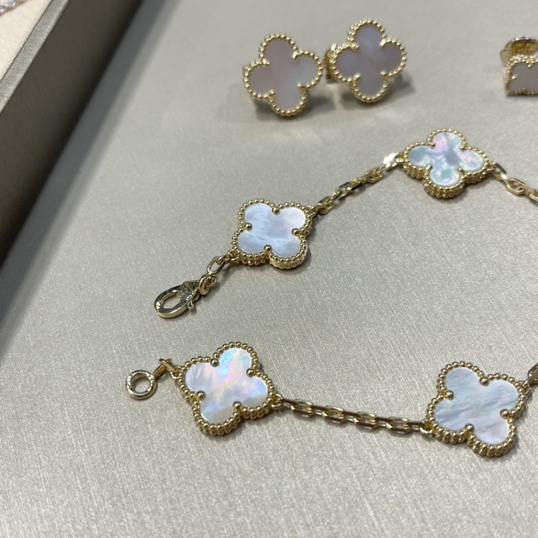 sweet alhambra necklace