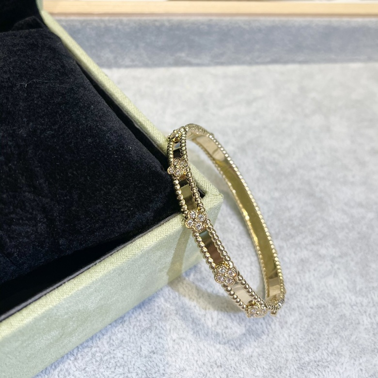 van cleef fake vs real bracelet