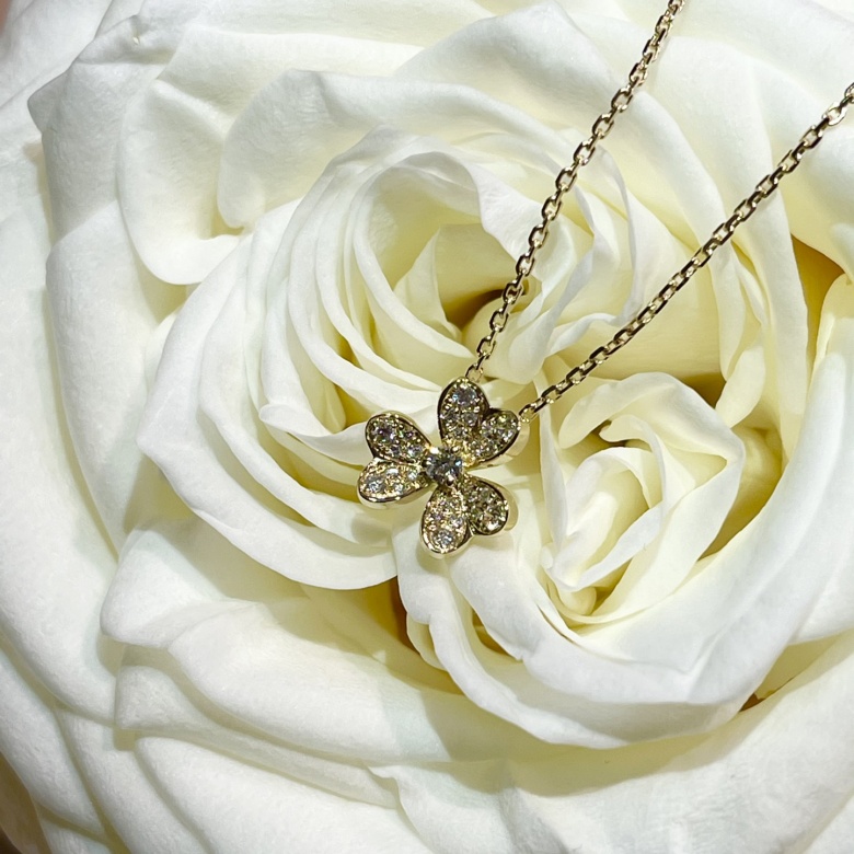 van cleef and arpels vintage alhambra necklace