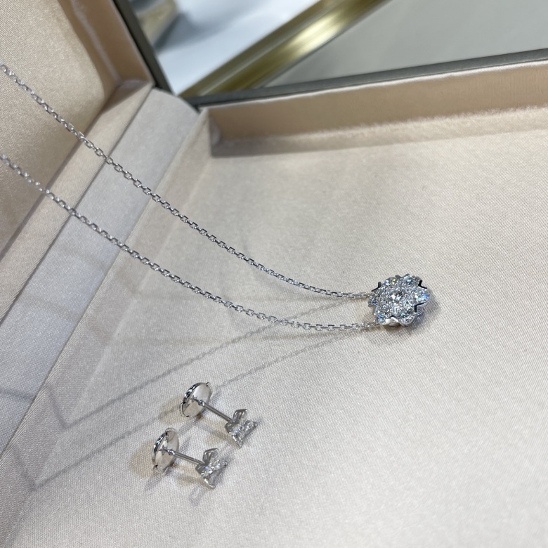 vca frivole necklace