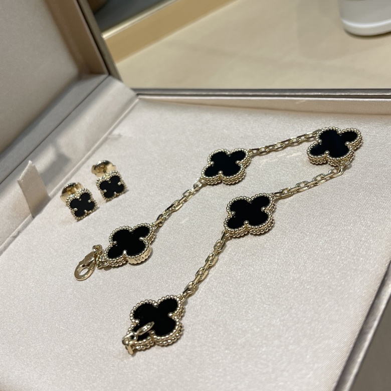 van cleef and arpels vintage alhambra bracelet