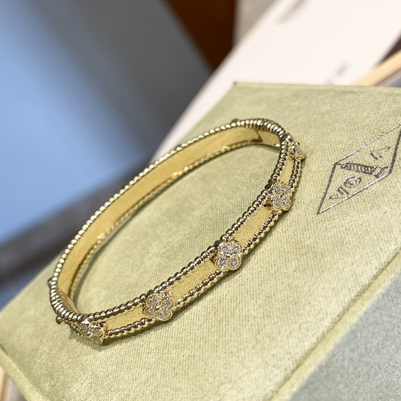 van cleef and arpels alhambra bracelet