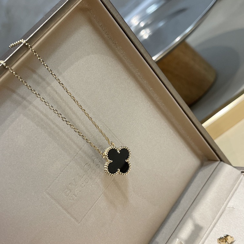 vca onyx bracelet