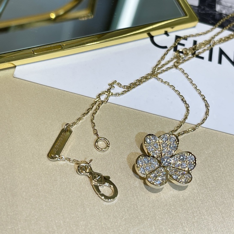 van cleef alhambra pendant