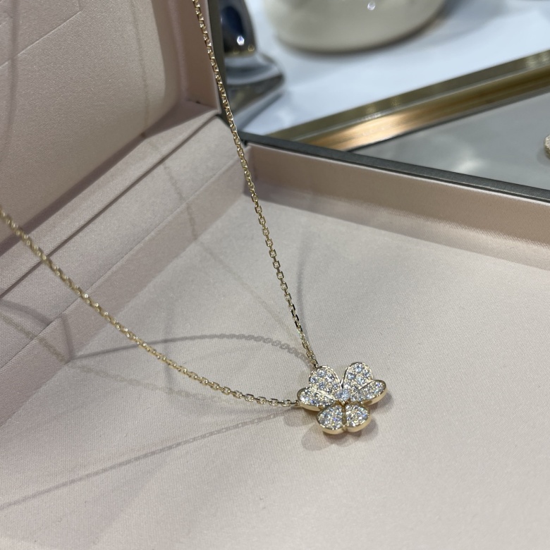 van cleef gold alhambra necklace