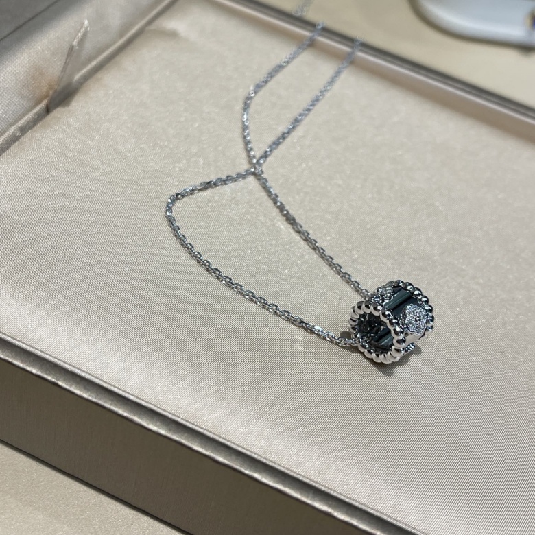 van cleef and arpels magic alhambra necklace